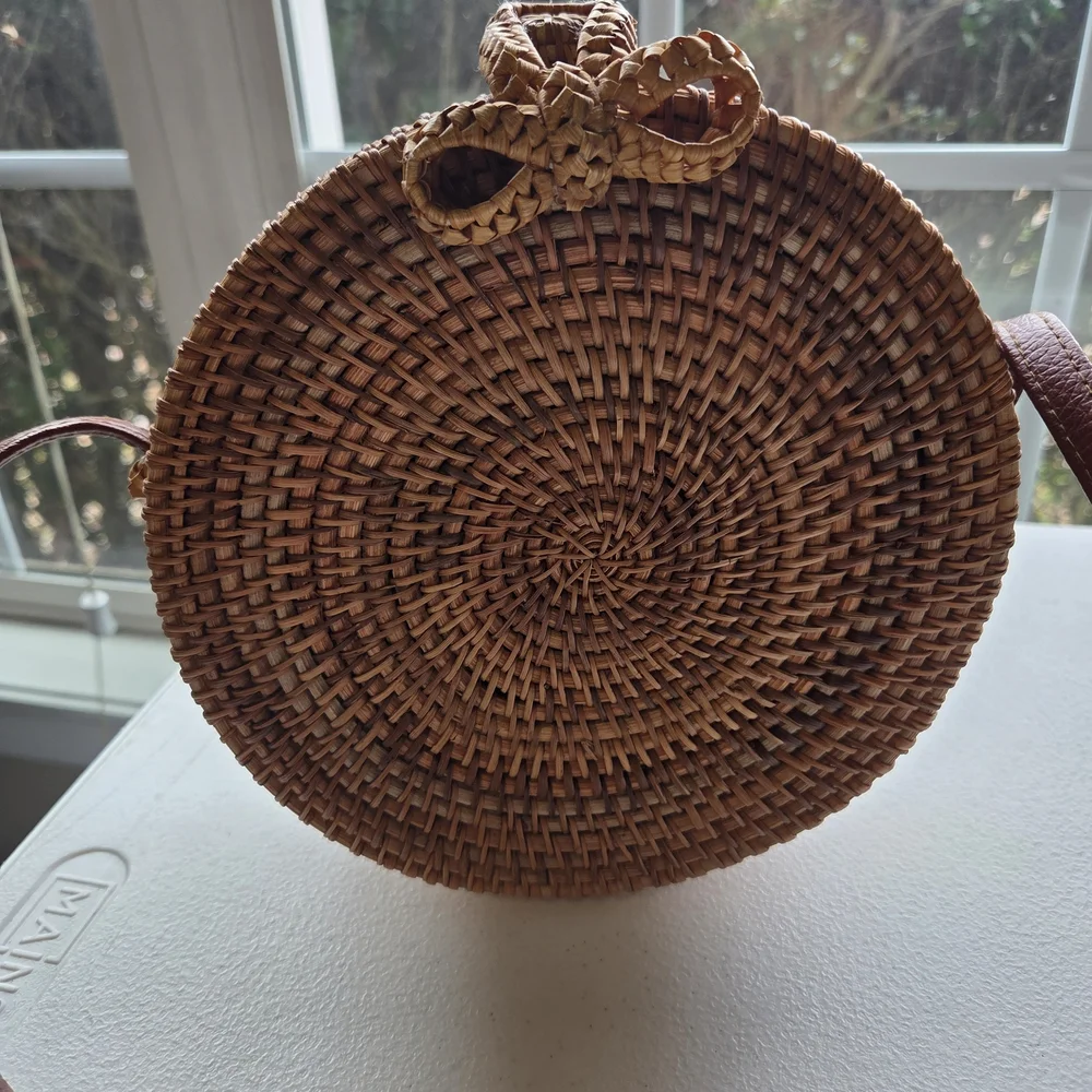 Elegant Woven Crossbody Bag - Tan